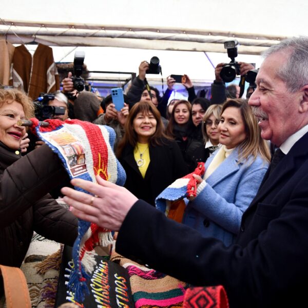 El gobernador participó de la inauguración de la feria artesanal en el Parque Aguirre