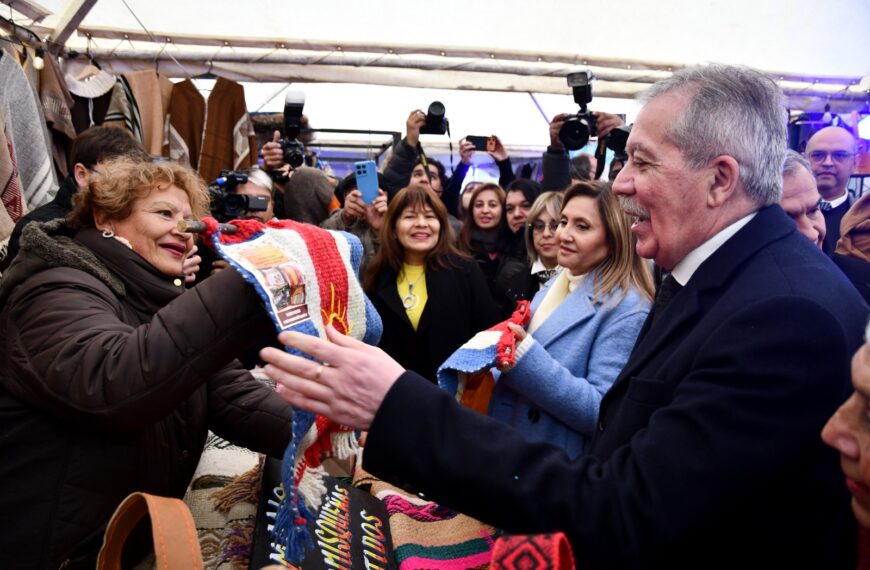 El gobernador participó de la inauguración de la feria artesanal en el Parque Aguirre