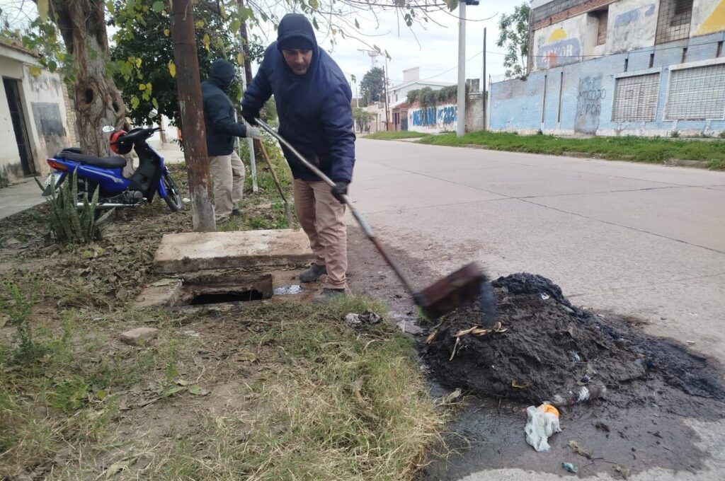 Refuerzan los trabajos de mantenimiento de los sistemas de desagote en la ciudad