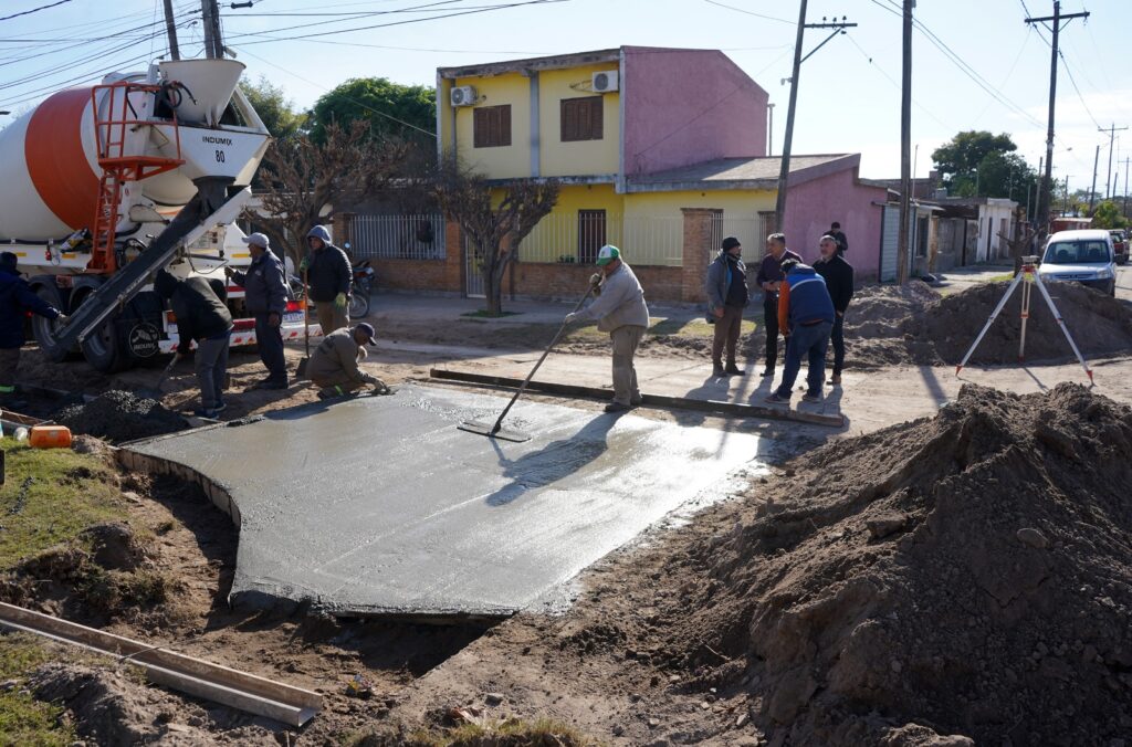 Avanza de la obra de cordón cuneta en calle San Juan de La Banda Avanza de la obra de cordón cuneta en calle San Juan de La Banda