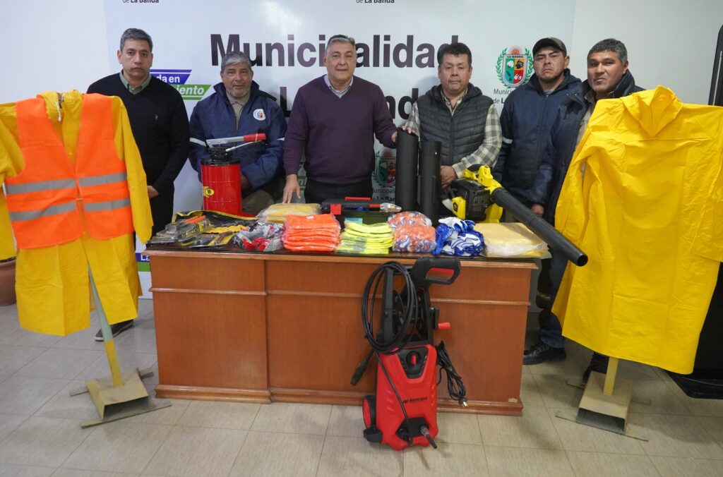 Entrega de herramientas para el mantenimiento de camiones recolectores