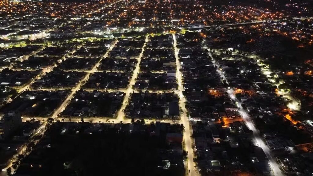 Continúan las obras de alumbrado público para modernizar e iluminar la ciudad de La Banda