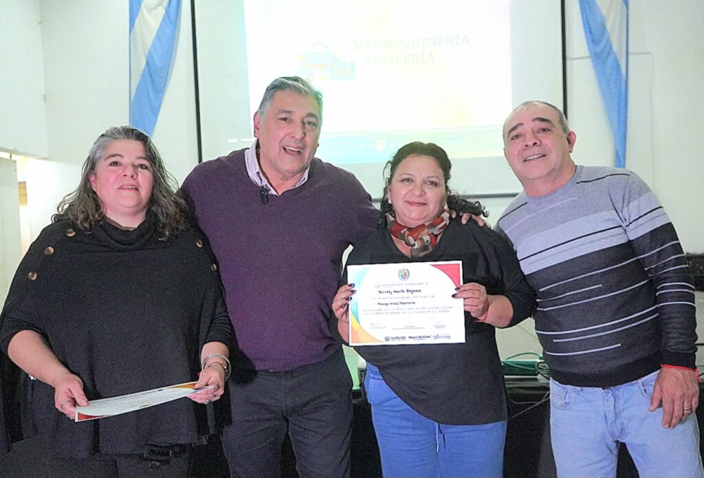 Emotiva entrega de certificados de capacitación a nuevos emprendedores bandeños Emotiva entrega de certificados de capacitación a nuevos emprendedores bandeños