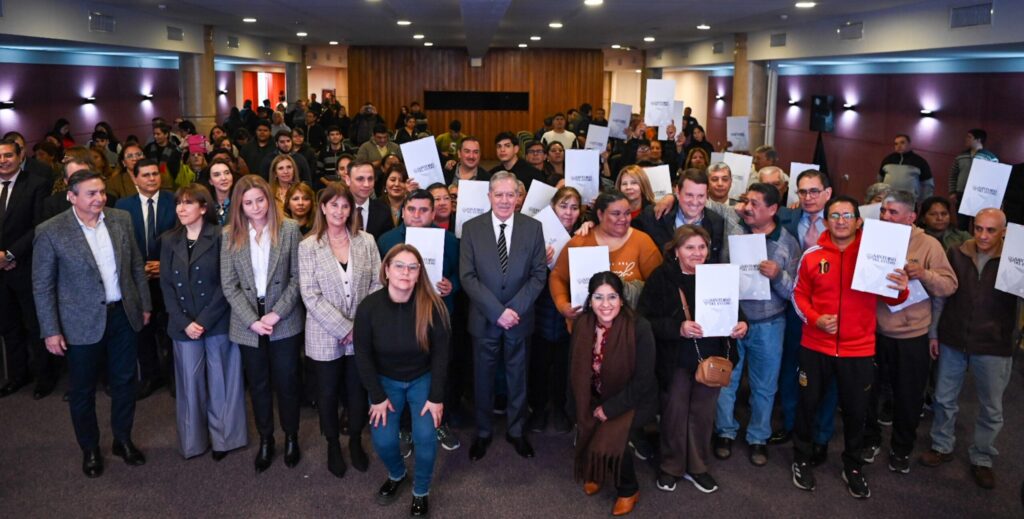 El gobernador Elías Suárez hizo entrega de títulos de propiedad a familias de La Banda