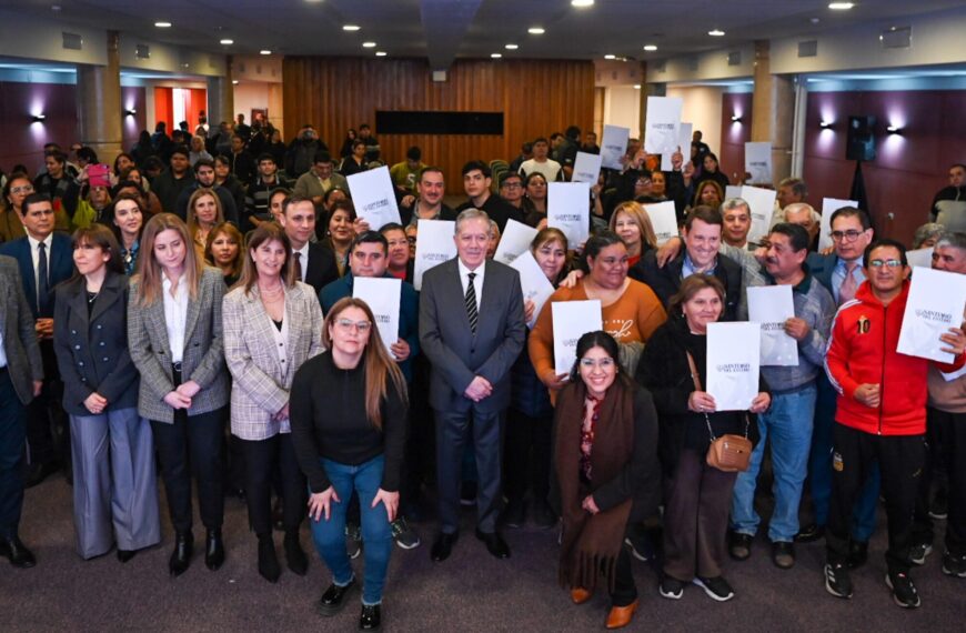 El gobernador Elías Suárez hizo entrega de títulos de propiedad a familias de La Banda