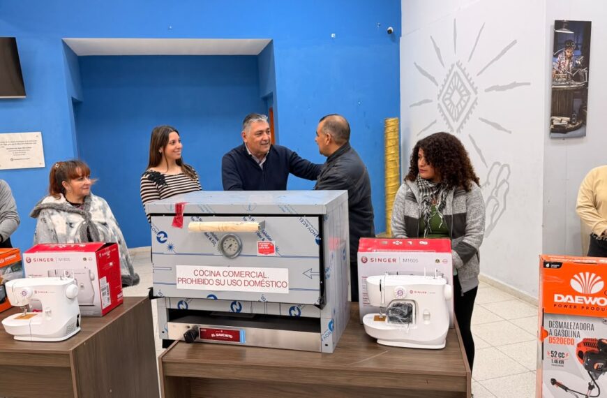 Nueva entrega de herramientas a emprendedores bandeños