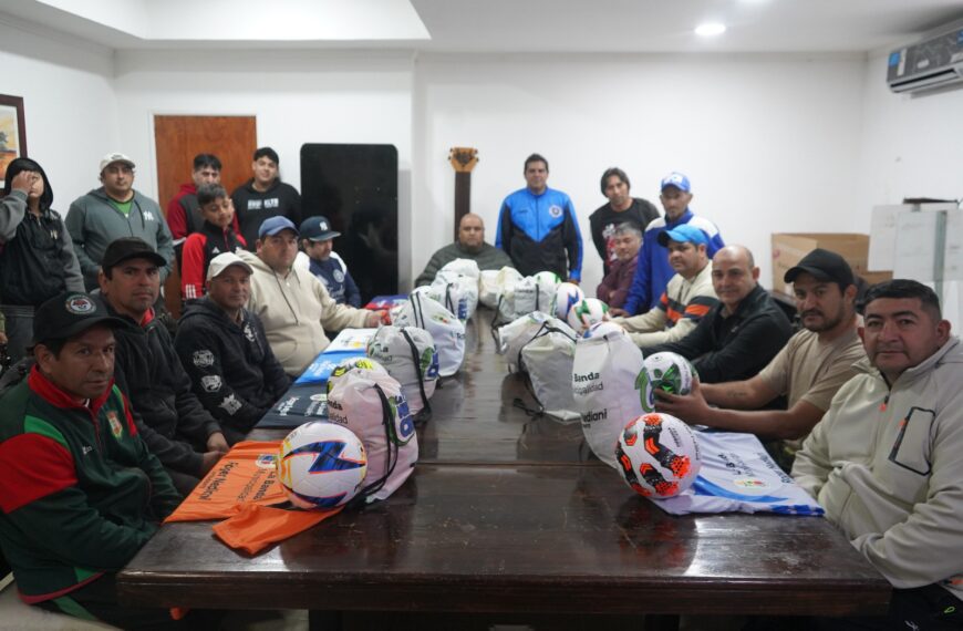 Equipos pertenecientes a la Liga C40 recibieron camisetas y pelotas