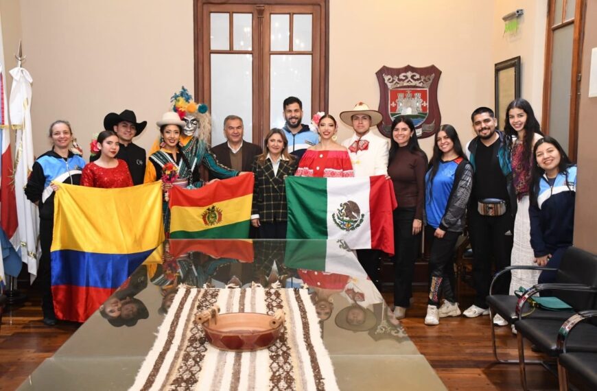 Fuentes recibió a las delegación de bailarines que participan del festival América de Pie