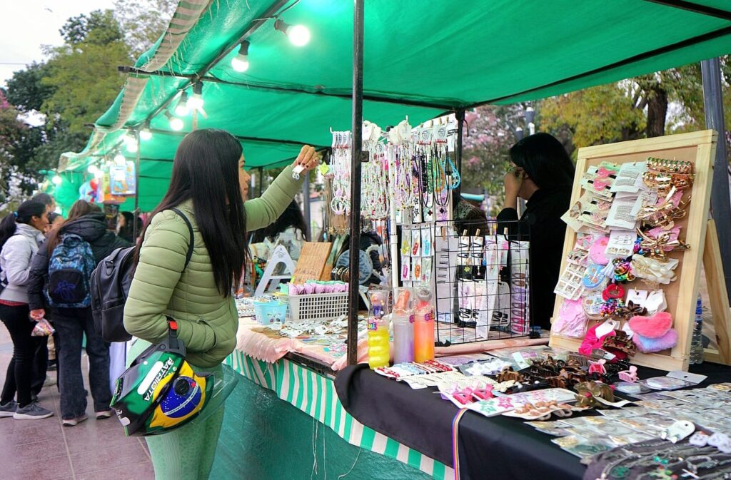 Desarrollaron con éxito la feria de emprendedores por el “Día del Niño” en la plaza Belgrano Desarrollaron con éxito la feria de emprendedores por el “Día del Niño” en la plaza Belgrano