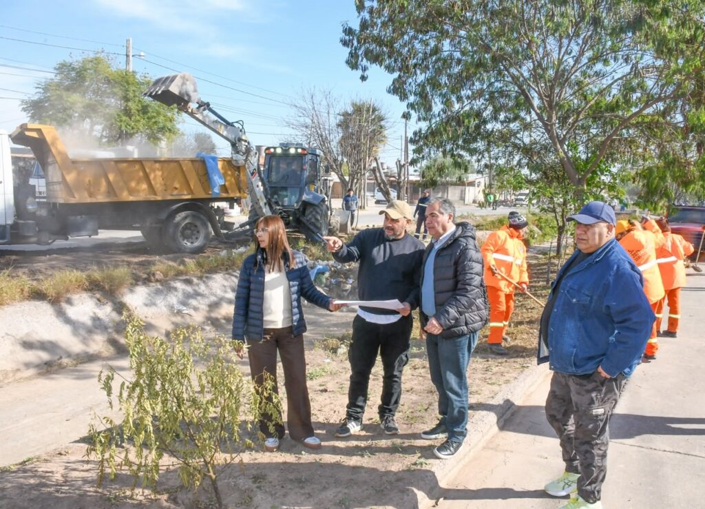 Trabajan en el mantenimiento del desagüe de la avenida Ingeniero Contreras en el barrio Siglo XX Trabajan en el mantenimiento del desagüe de la avenida Ingeniero Contreras en el barrio Siglo XX