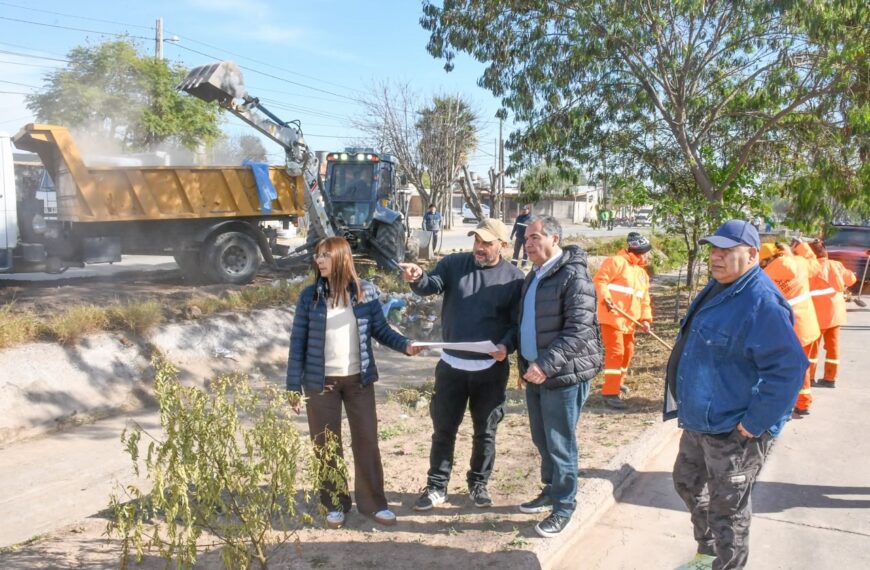 Trabajan en el mantenimiento del desagüe de la avenida Ingeniero Contreras en el barrio Siglo XX
