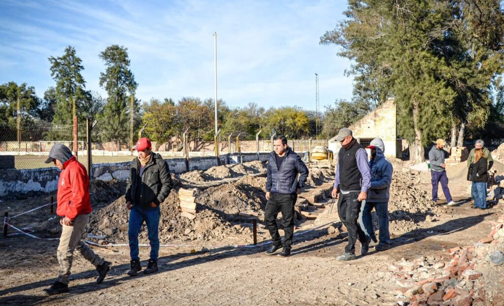 El intendente Ruiz supervisó el inicio de la construcción de una nueva tribuna en Atlético Clodomira