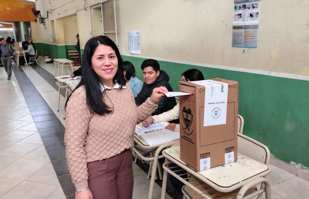 Yanina Iturre destacó el clima de tranquilidad y convocó a los vecinos de Fernández a votar Yanina Iturre destacó el clima de tranquilidad y convocó a los vecinos de Fernández a votar
