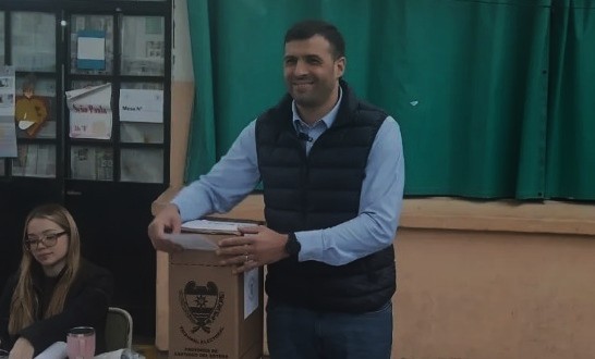 Pérez Carletti votó en la Capital y llamó a los santiagueños a participar de las elecciones Pérez Carletti votó en la Capital y llamó a los santiagueños a participar de las elecciones