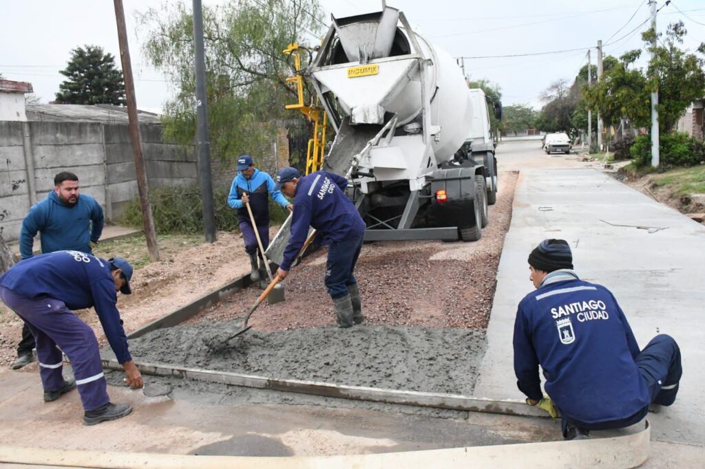 Realizan el mantenimiento de calles en los barrios Aeropuerto, Vinalar, Juan XXIII y Néstor Kirchner Realizan el mantenimiento de calles en los barrios Aeropuerto, Vinalar, Juan XXIII y Néstor Kirchner
