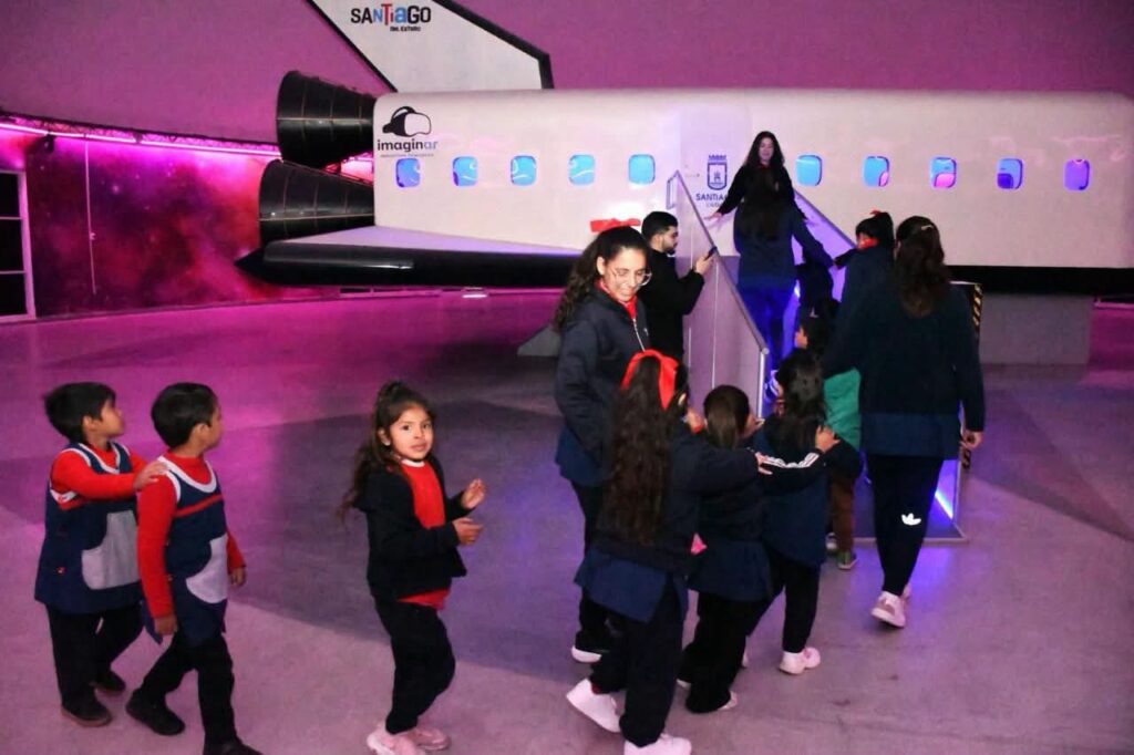 Jardines de infantes municipales iniciaron el programa de visitas guiadas al simulador Espacial Jardines de infantes municipales iniciaron el programa de visitas guiadas al simulador Espacial