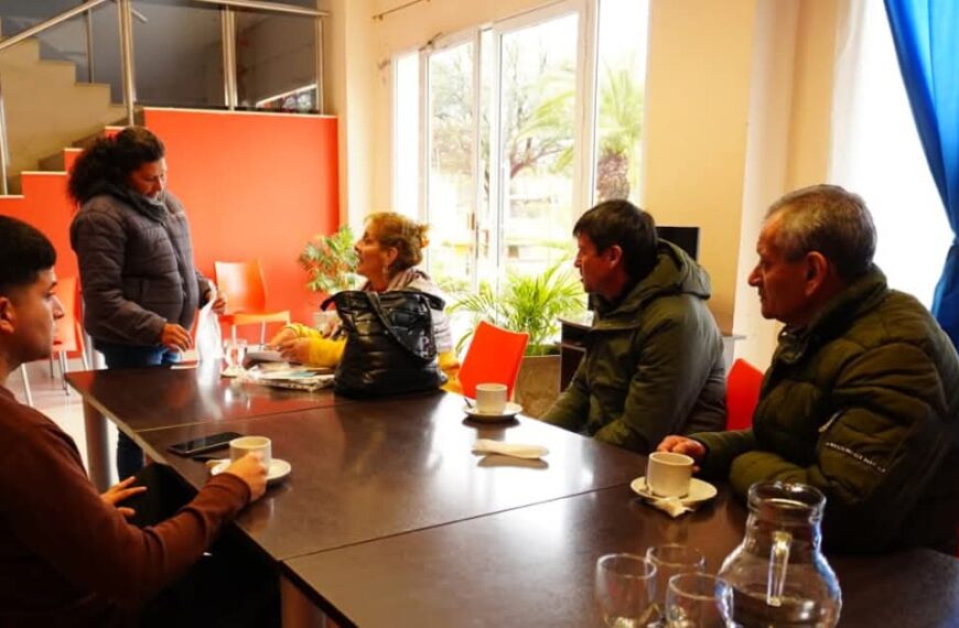 Pinto: Entregaron tarjetas sociales a vecinos para la compra de alimentos sin  TACC