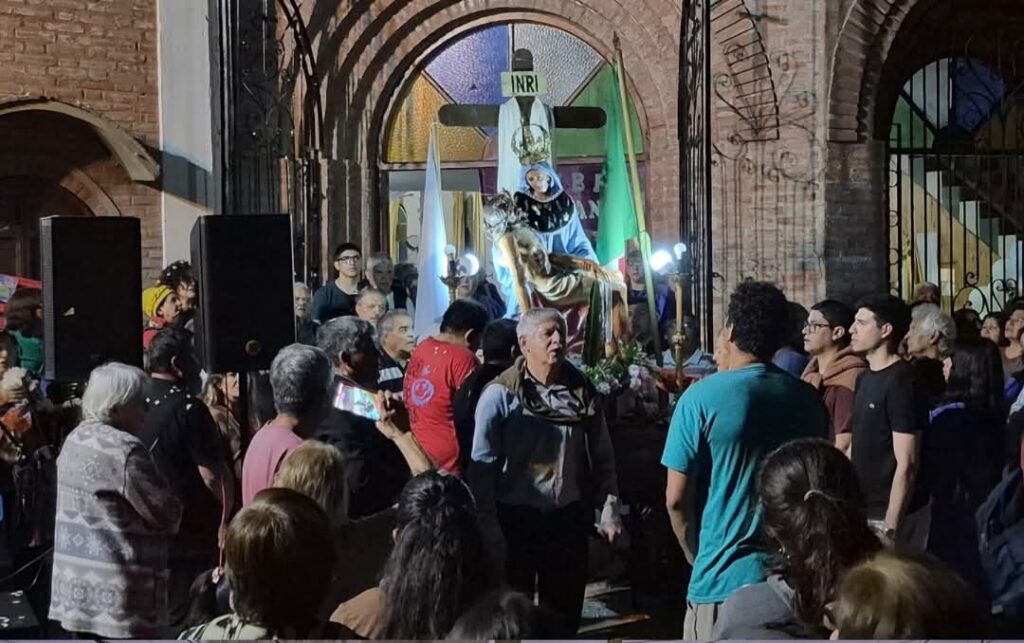 Vecinos del barrio Sarmiento honraron a la Virgen de la Piedad Vecinos del barrio Sarmiento honraron a la Virgen de la Piedad