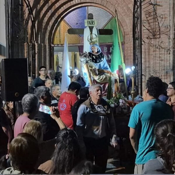 Vecinos del barrio Sarmiento honraron a la Virgen de la Piedad