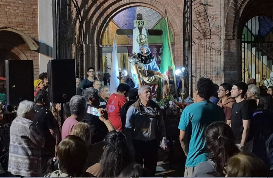 Vecinos del barrio Sarmiento honraron a la Virgen de la Piedad