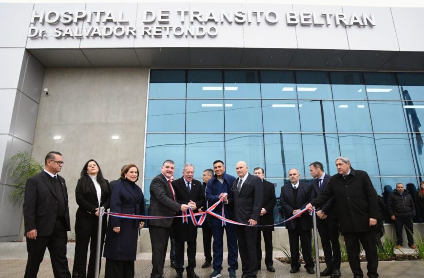 El gobernador Elías Suárez inauguró el renovado edificio del Hospital de Beltrán y entregó viviendas sociales