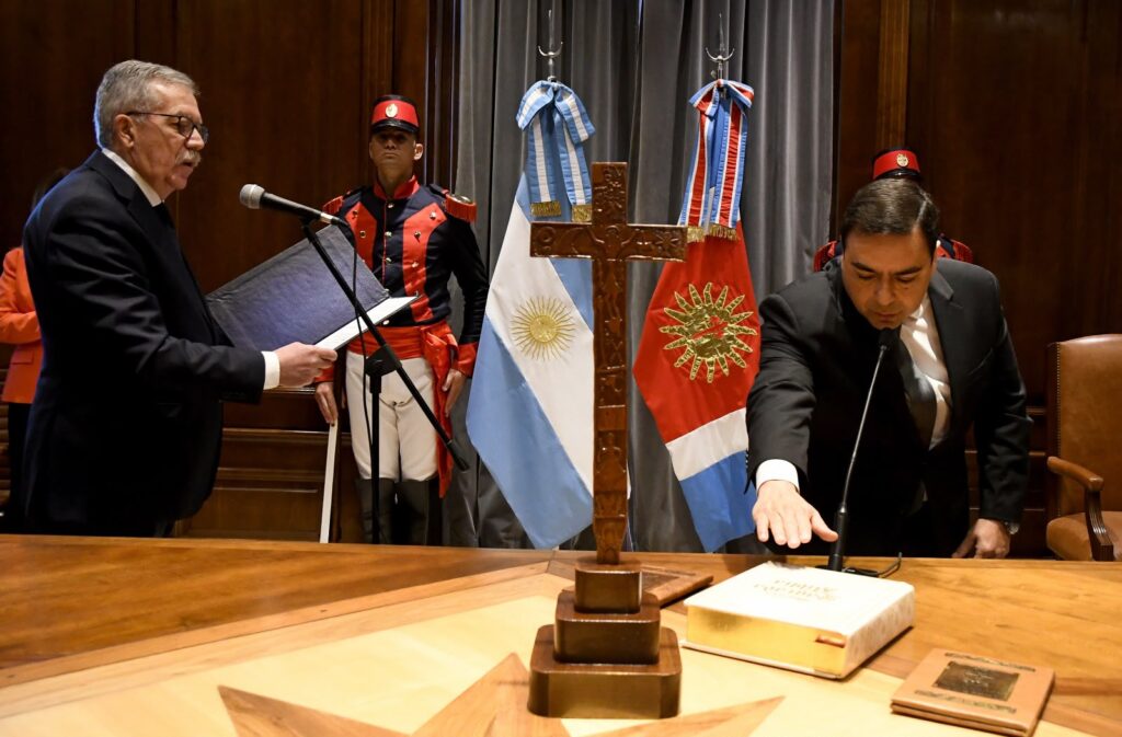 El gobernador Elías Suárez tomó juramento al nuevo ministro de Economía CPN Jorge Gustavo Murad El gobernador Elías Suárez tomó juramento al nuevo ministro de Economía CPN Jorge Gustavo Murad