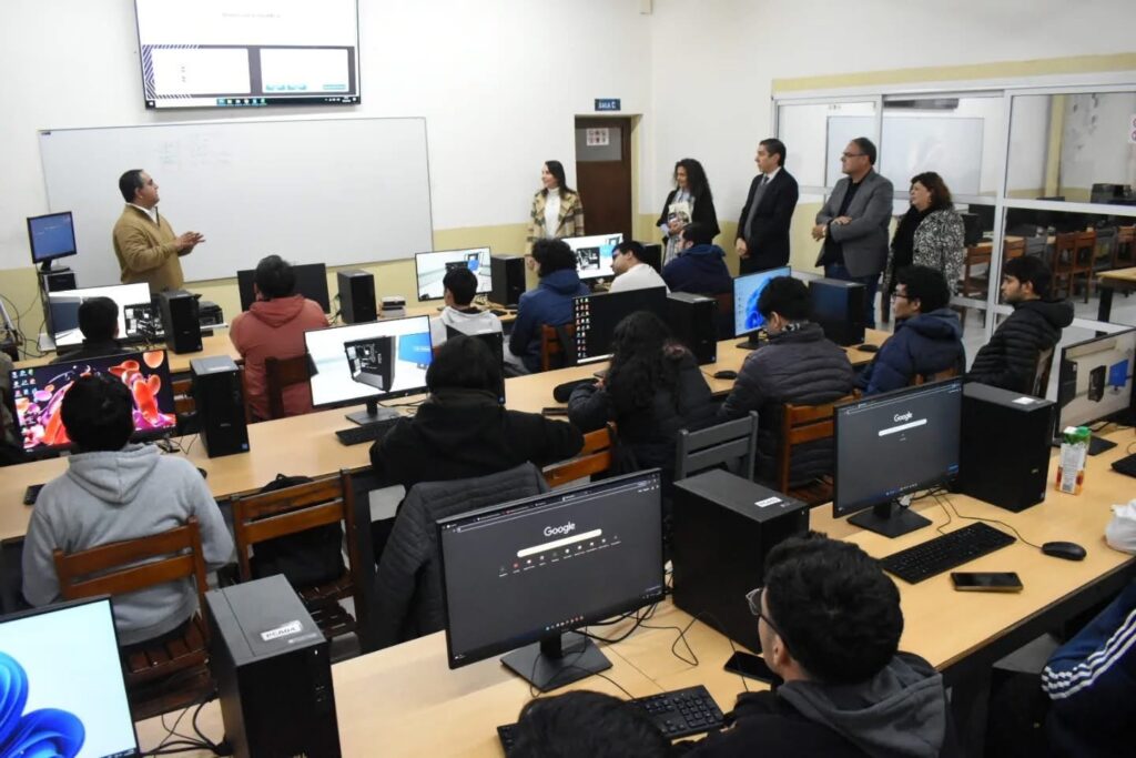 Continuidad y éxito: Más de 4.200 jóvenes ya cursan una nueva etapa de “Santiago Crece con Vos”