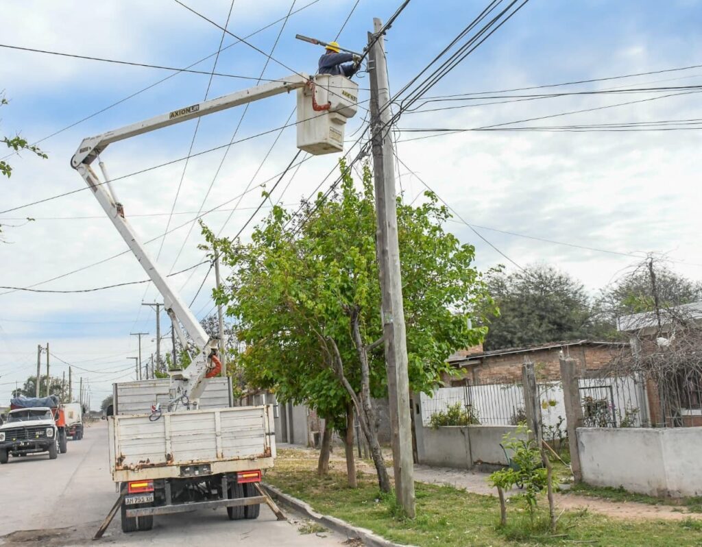 Realizan mantenimiento del alumbrado en los barrios John Kennedy, Villa del Carmen, Mosconi, Siglo XX y Siglo XXI Realizan mantenimiento del alumbrado en los barrios John Kennedy, Villa del Carmen, Mosconi, Siglo XX y Siglo XXI