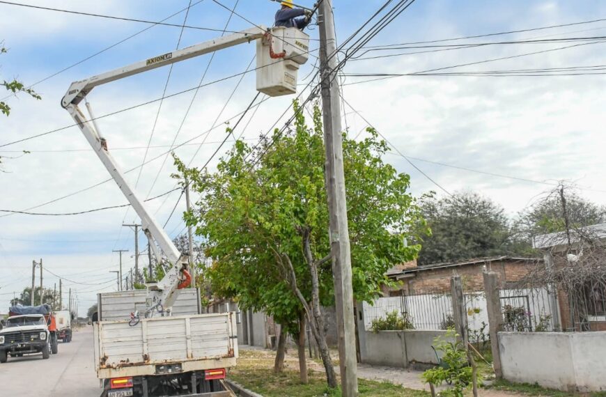 Realizan mantenimiento del alumbrado en los barrios John Kennedy, Villa del Carmen, Mosconi, Siglo XX y Siglo XXI