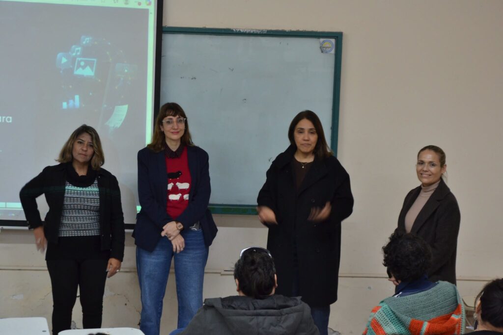Humanidades propone nuevas formas de comunicar la ciencia con el seminario “Del Paper a la Pantalla” Humanidades propone nuevas formas de comunicar la ciencia con el seminario “Del Paper a la Pantalla”