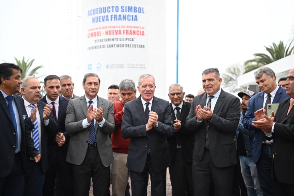 El gobernador Elías Suárez inauguró un acueducto y viviendas sociales en El Simbol y Nueva Francia El gobernador Elías Suárez inauguró un acueducto y viviendas sociales en El Simbol y Nueva Francia