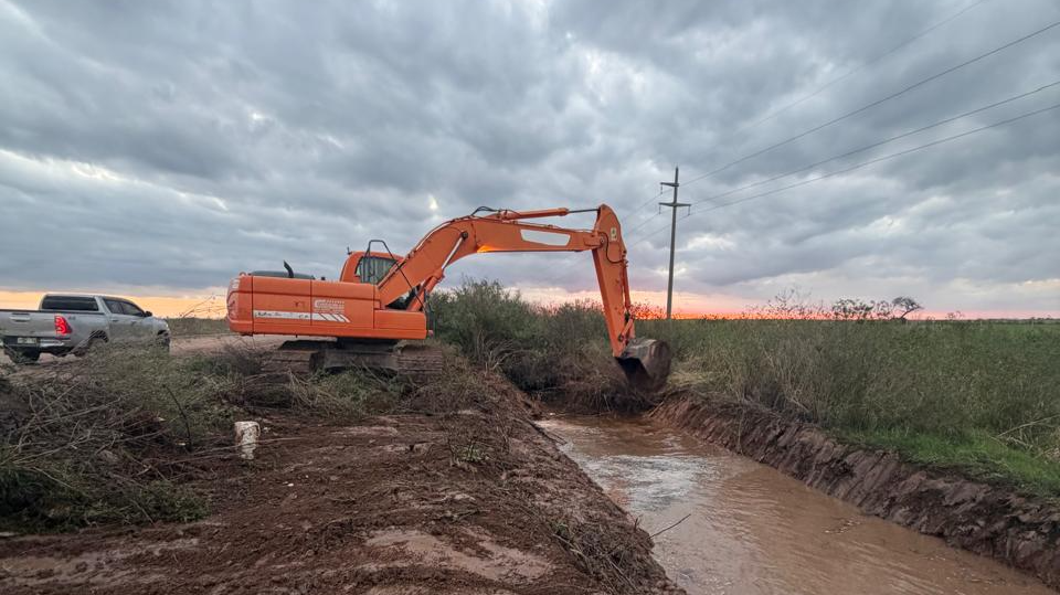Continúan los trabajos en los Ríos Dulce y Salado y en los bajos submeridionales para mitigar el impacto de futuras precipitaciones Continúan los trabajos en los Ríos Dulce y Salado y en los bajos submeridionales para mitigar el impacto de futuras precipitaciones