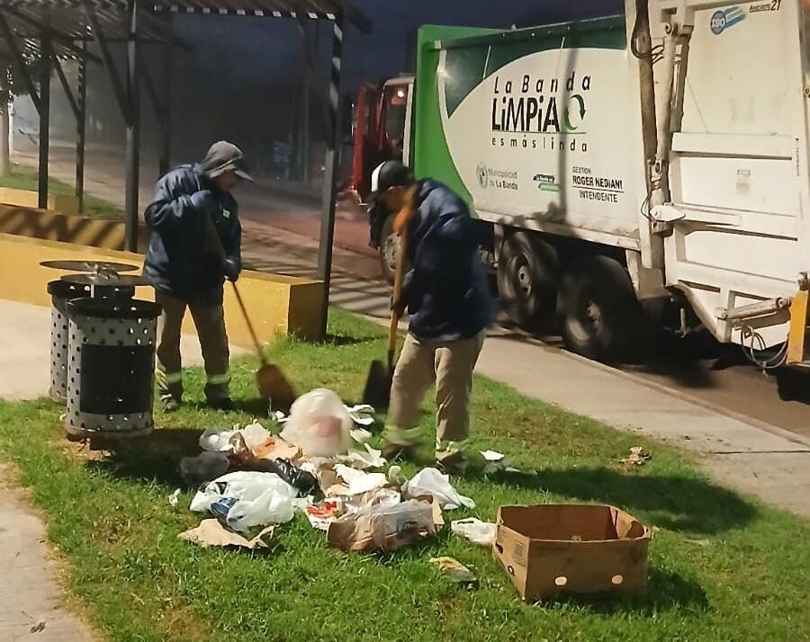 Refuerzan los trabajos de limpieza urbana en sectores de la ciudad Refuerzan los trabajos de limpieza urbana en sectores de la ciudad