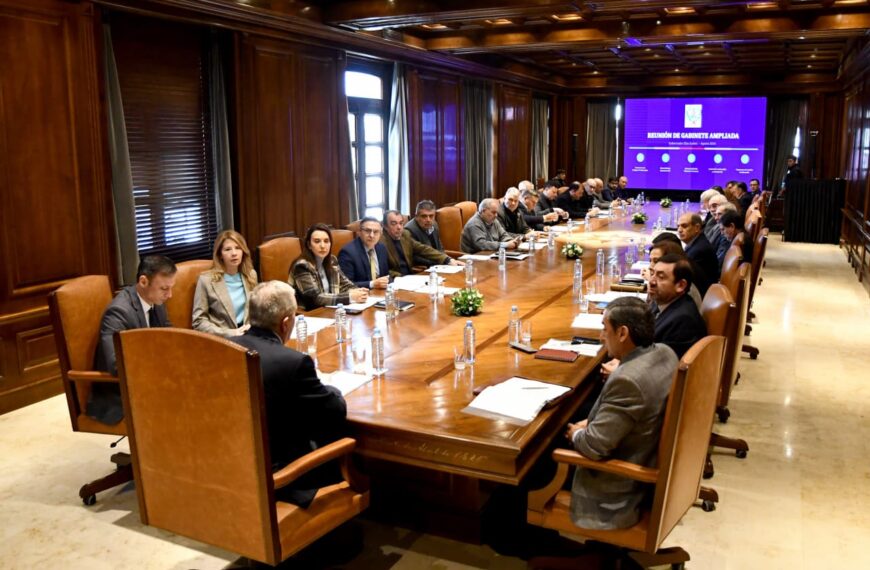 El gobernador Elías Suárez convocó a una reunión de gabinete ampliada en Casa de Gobierno