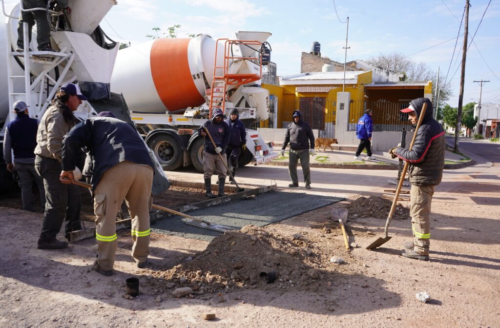 Avanzan los trabajos de reparación de calzada sobre calle San Carlos de La Banda Avanzan los trabajos de reparación de calzada sobre calle San Carlos de La Banda