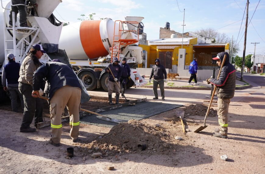 Avanzan los trabajos de reparación de calzada sobre calle San Carlos de La Banda