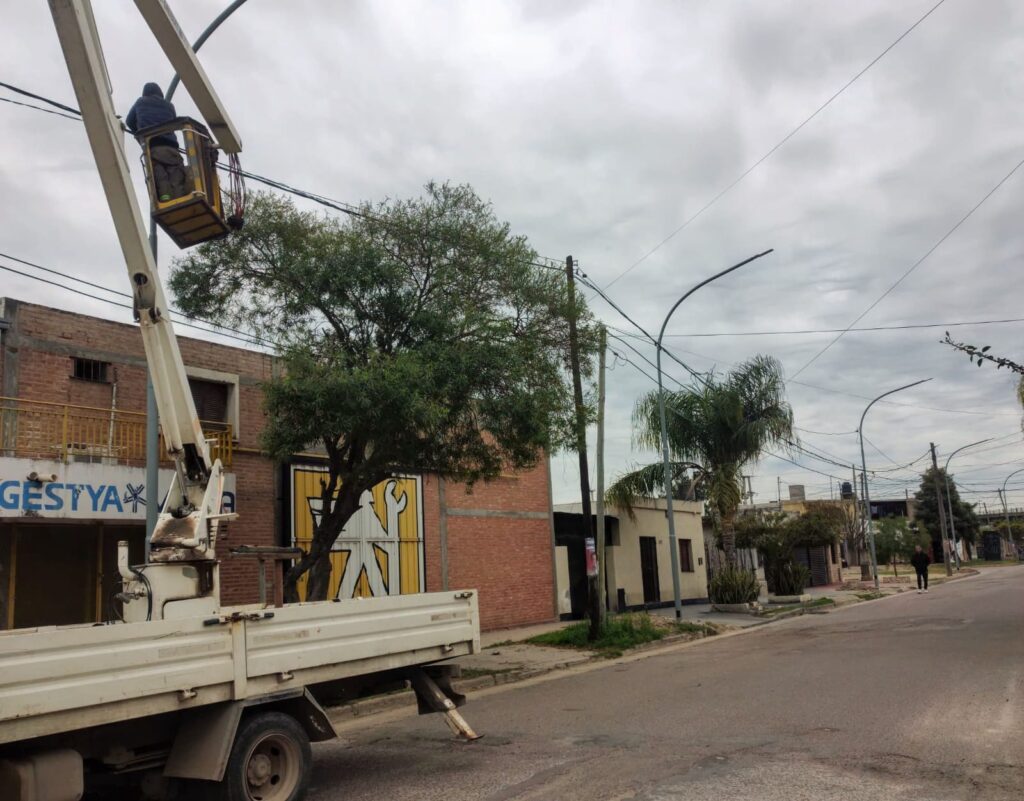 Avanzan los trabajos de optimización del alumbrado público en La Banda Avanzan los trabajos de optimización del alumbrado público en La Banda