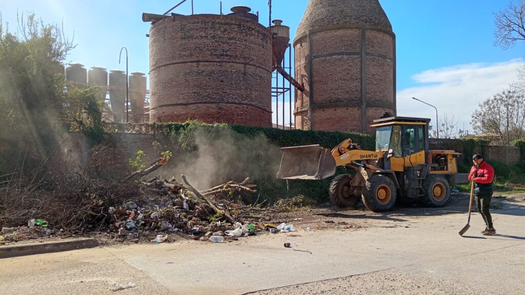 Trabajos de mantenimiento y limpieza en el bandeño barrio Los Lagos