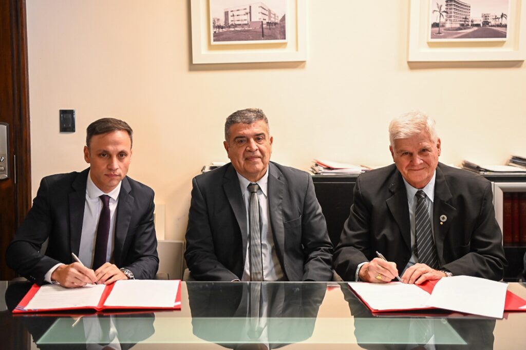 La provincia y el Consejo Profesional de Ingenieria firman convenio parafortalecer los servicios de agua potable La provincia y el Consejo Profesional de Ingenieria firman convenio parafortalecer los servicios de agua potable