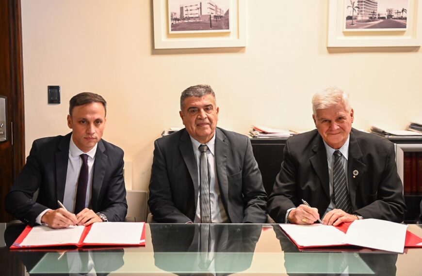 La provincia y el Consejo Profesional de Ingenieria firman convenio parafortalecer los servicios de agua potable