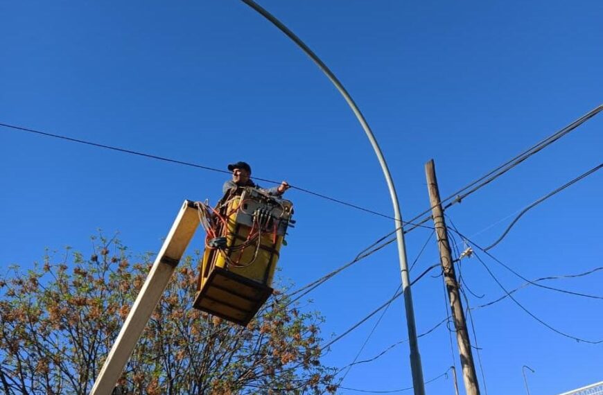 La Banda: avanza la colocación de nuevas luminarias LED en calle Pedro León Gallo