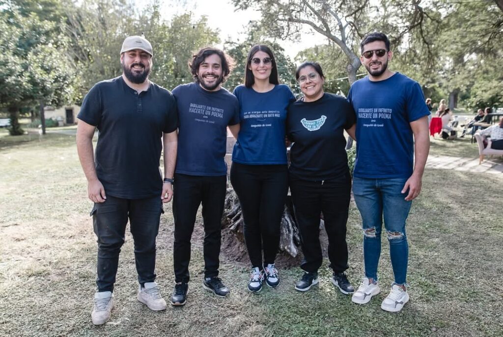 Fiesta Indómita: una noche de música y diversidad artística en Santiago