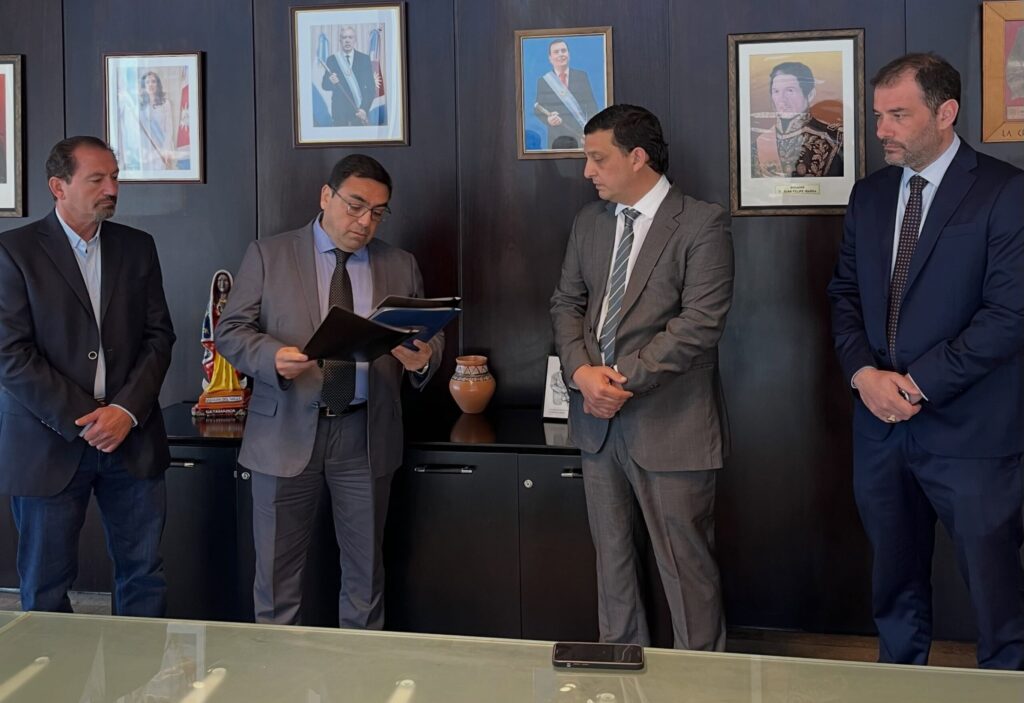 El Ministro de Economía puso en funciones al Director General de Comercio y al Director del Hipódromo “27 de abril” El Ministro de Economía puso en funciones al Director General de Comercio y al Director del Hipódromo “27 de abril”