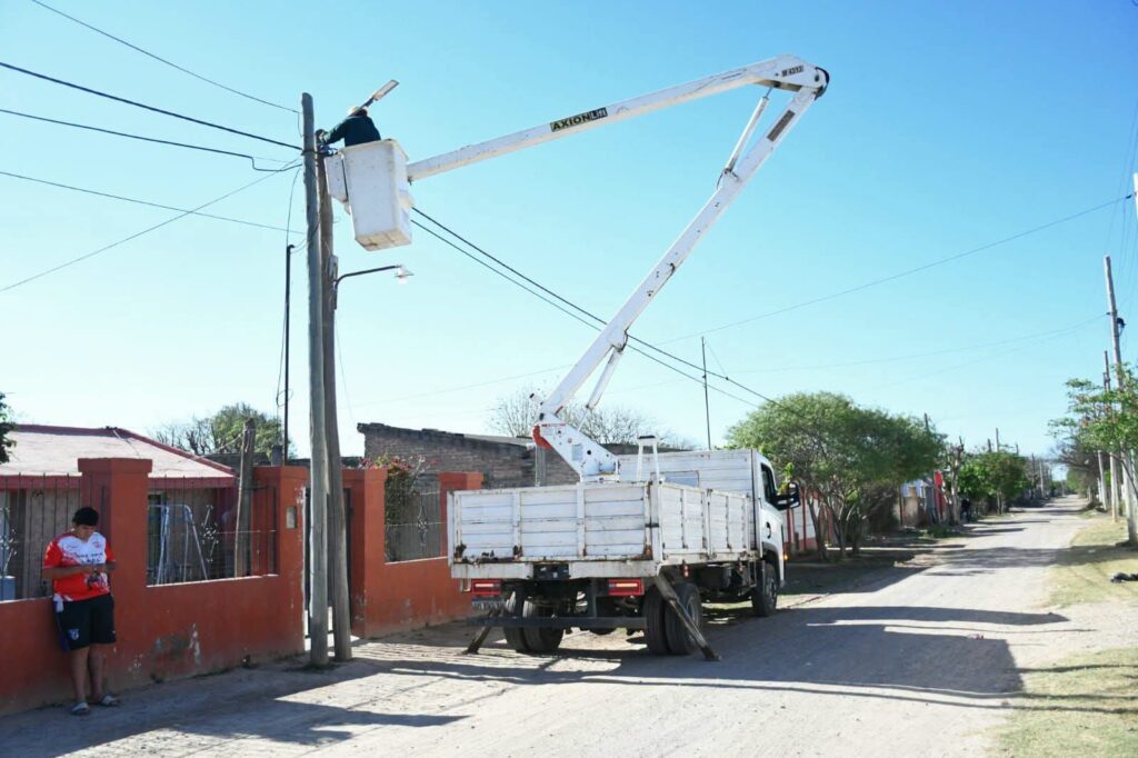 Mejoran el alumbrado público en los barrios San Martín, Industria, Mosconi y Aeropuerto