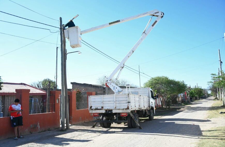 Mejoran el alumbrado público en los barrios San Martín, Industria, Mosconi y Aeropuerto