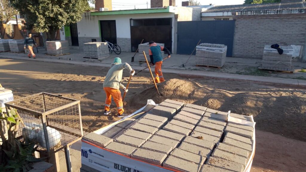 Frías: Avanza la obra de pavimento articulado en el barrio 24 de Septiembre
