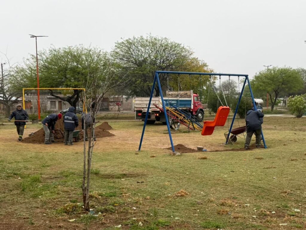 Realizan mejoras en dos plazas del barrio Borges