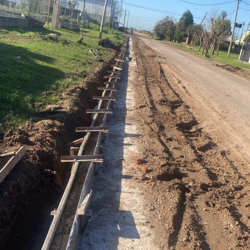 Bandera: Avanzan las obras de cordón cuneta en calle Antártida Argentina Bandera: Avanzan las obras de cordón cuneta en calle Antártida Argentina