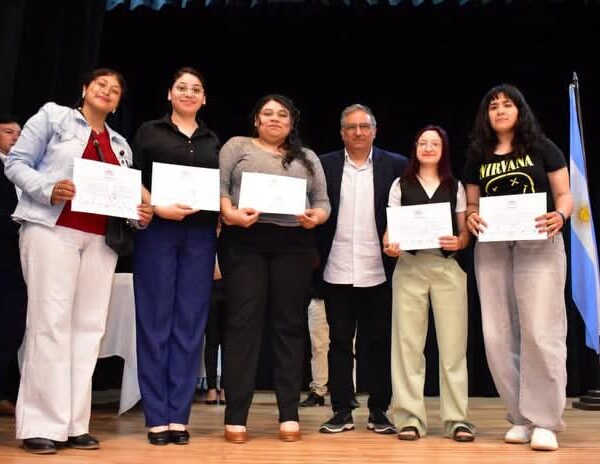 Jóvenes de Fernández recibieron sus certificados de “Santiago Crece con Vos”