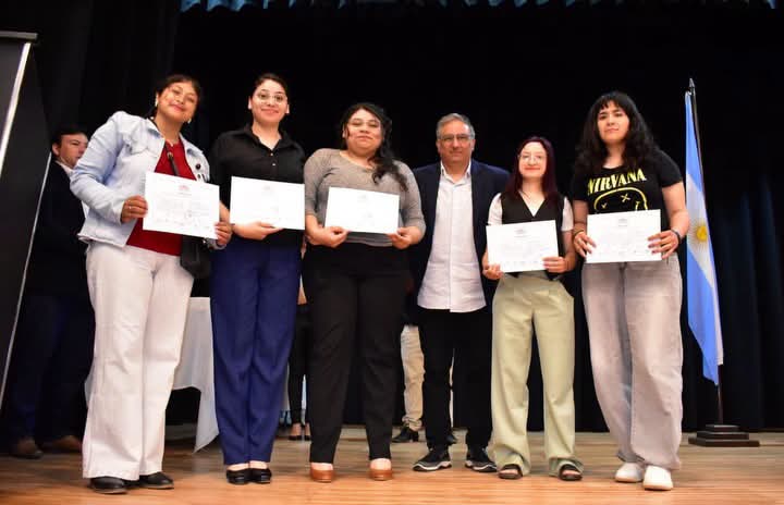 Jóvenes de Fernández recibieron sus certificados de “Santiago Crece con Vos” Jóvenes de Fernández recibieron sus certificados de “Santiago Crece con Vos”